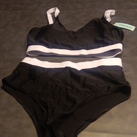 NWT! Adisputent Sporty Black and White Bikini Set - Picture 5 of 8